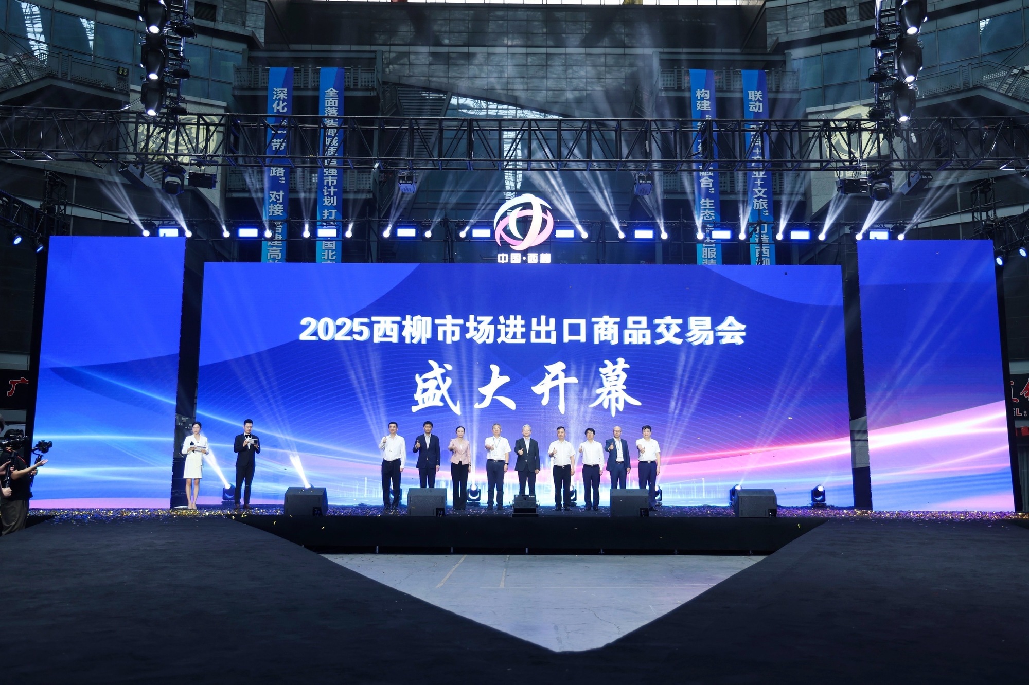 出口商品交易会暨西柳国际服装周启幕冰球突破豪华版2025西柳市场进(图3) 出口商品交易会暨西柳国际服装周启幕冰球突破豪华版2025西柳市场进(图3)